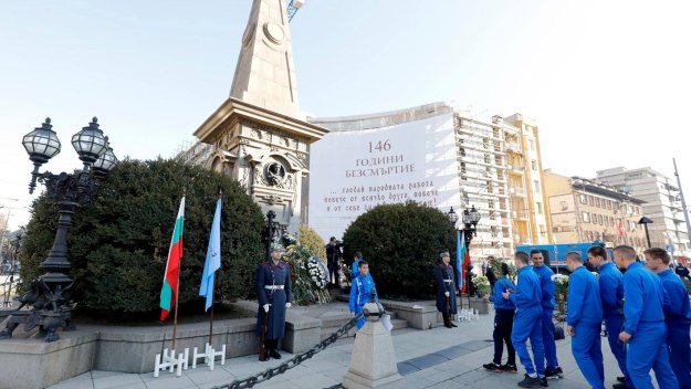Представители на Левски поднесоха венци пред паметника на Апостола