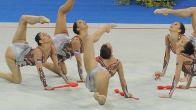 Грациите ни мачкат с бухалки 