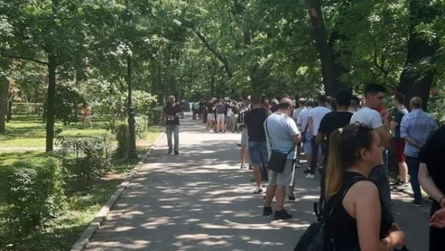 "Червена" лудост: Феновете на ЦСКА извиха опашка за билети от "Армията" до "Васил Левски" + ВИДЕО