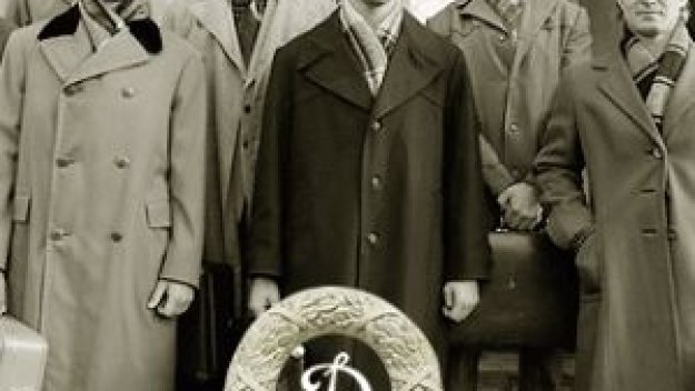 Облякоха Цецо Генков в стил "1923 година"
