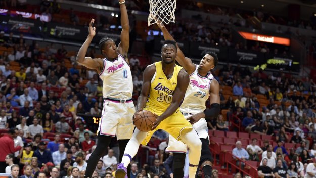 В Лейкърс се размечтаха за плейофите