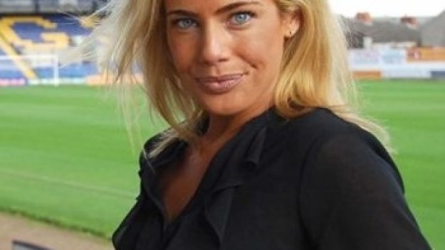 Манекенка стана футболен шеф