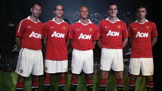 Бербатов представи новите екипи на Юнайтед + ВИДЕО