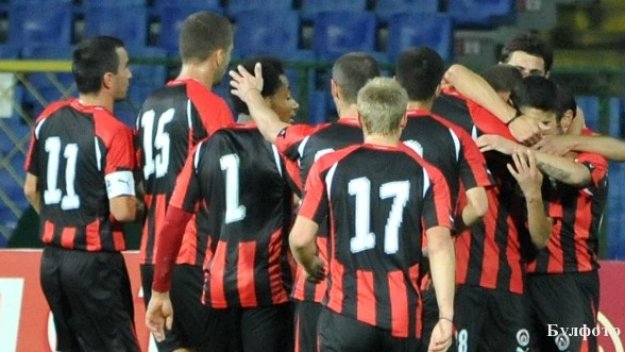 Антон Велков селектира нови играчи за Локо София