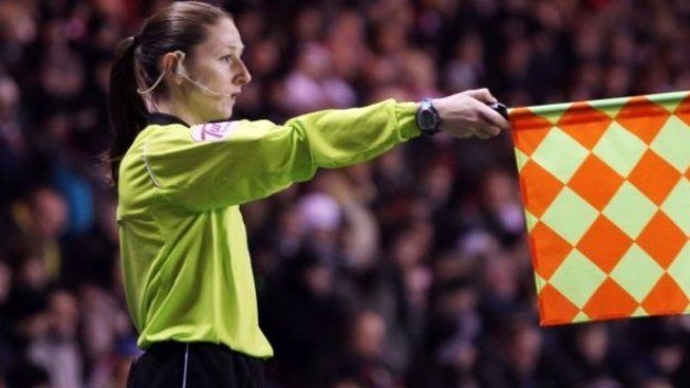 Футболист прегази странична съдийка + ВИДЕО