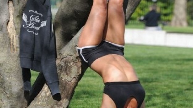 Фабрис Муамба скри шапката на професионална танцьорка