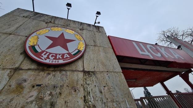 Полиция пази буса с ВАР на „Армията“