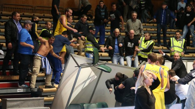 Масов бой прекъсна срещата Левски - Партизан