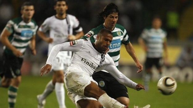 Спортинг със страшна издънка у дома