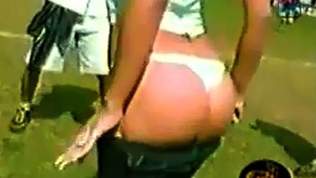 Репортерка заголи дупе в ефир за един автограф + ВИДЕО