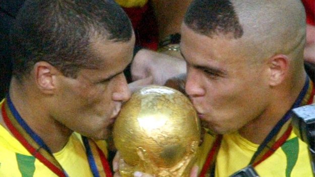 Ривалдо изигра официален мач редом до сина си