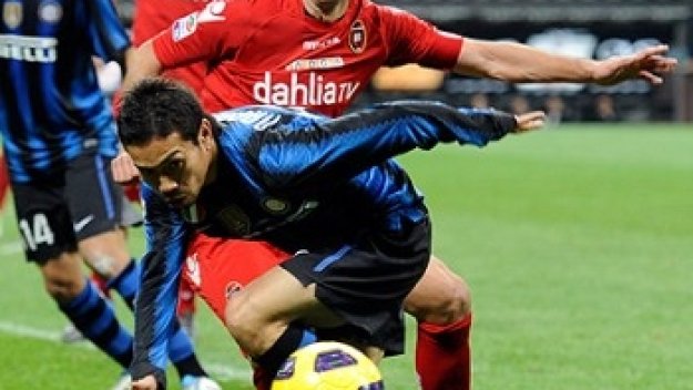 Интер се измъчи с Каляри, би със скандален гол