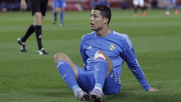 Роналдо играе с болки в коляното