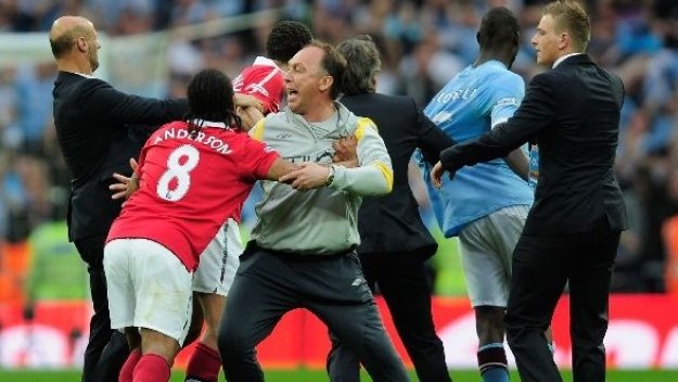 Треньор на Ман Юнайтед разруши съблекалня на стадион &quot;Уембли&quot;