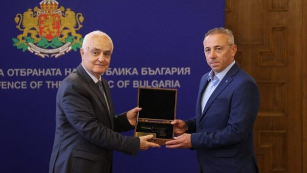 Признание! Министърът на отбраната отличи Илиан Илиев