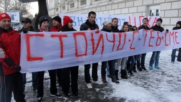 Феновете на ЦСКА застанаха зад Стойчо и оплюха &quot;Титан&quot;