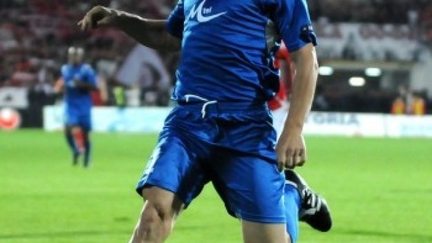 Елин Топузаков пред подпис със Славия