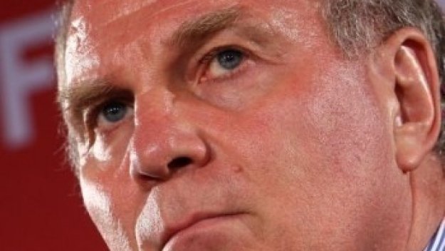 Ули Хьонес притиска ван Бомел