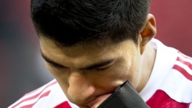 Наказаха Луис Суарес за ухапване