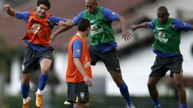 Майкон и Пато очакват труден мач срещу Парагвай