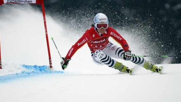 Катрин Хьолцел води след първия манш на гигантския слалом в Зьолден