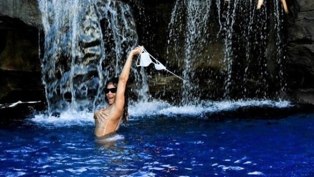 Риана по цици на Хаваите