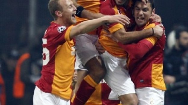 Галатасарай с фамозен обрат, Снайдер вкара първия си гол + ВИДЕО