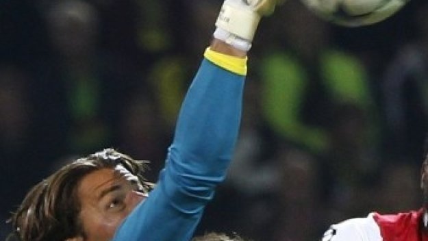 Вратарят на Дортмунд: Не даваме титлата на Байерн