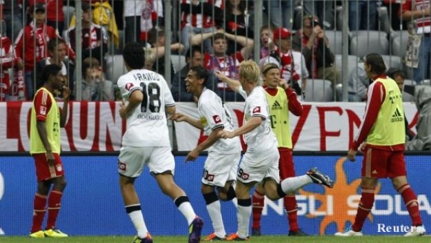 Феновете на Байерн превъртяха след резила срещу Гладбах