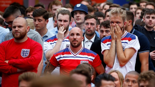 Разследват англичани за нацистки поздрави на световното