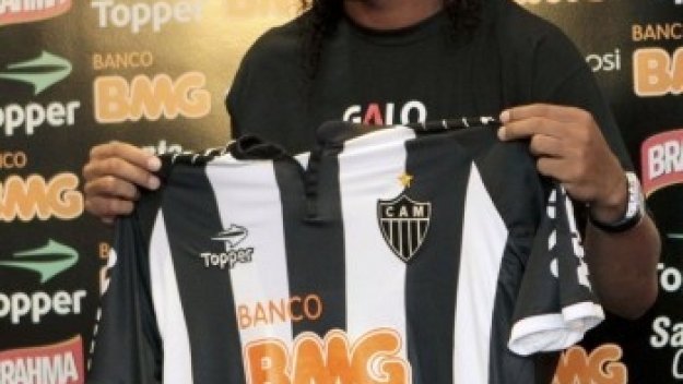 Роналдиньо изригна с гол-бижу + ВИДЕО