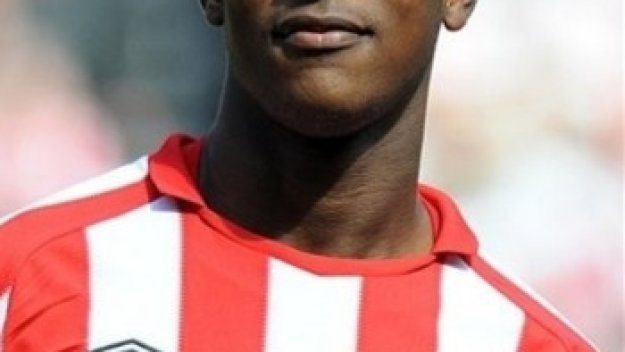 Стив Брус пуска изнасилвач като титуляр срещу Ливърпул