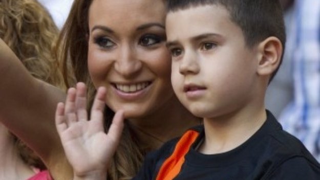 Майката и жената на Ван Перси го призоваха да остане в Арсенал