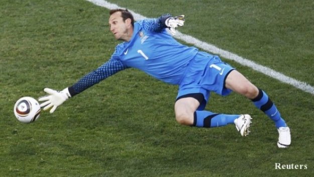 Ветеранът Марк Шварцер преподписа с Фулъм до 2013 година