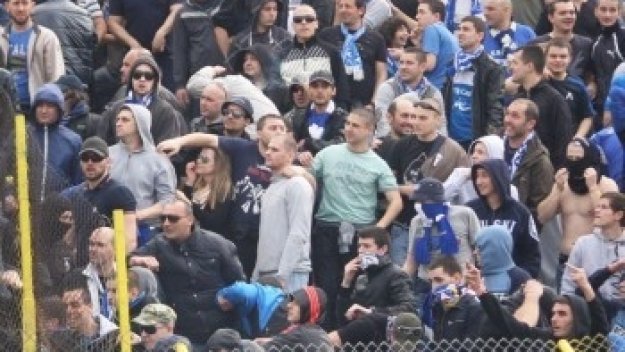 Шефовете на Левски се разграничиха от фенските свастики в Ловеч