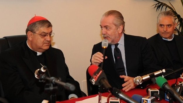 Висш ватикански кардинал благослови Наполи