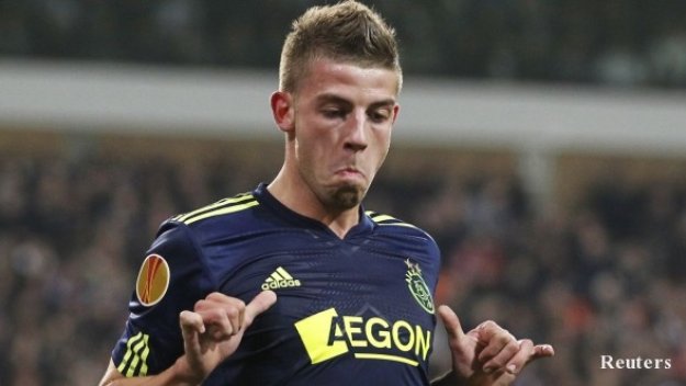 Леверкузен гледа към защитник на Аякс