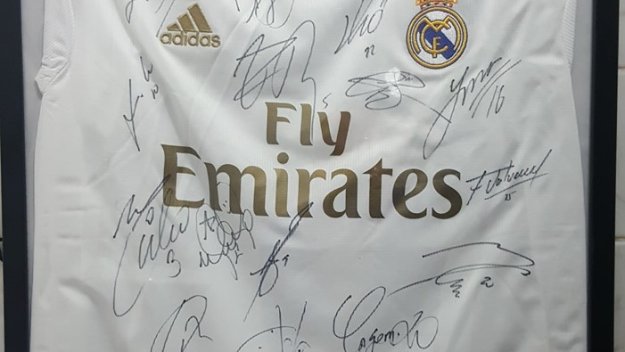 Старт на търга за фланелката с подписи на целия Реал Мадрид