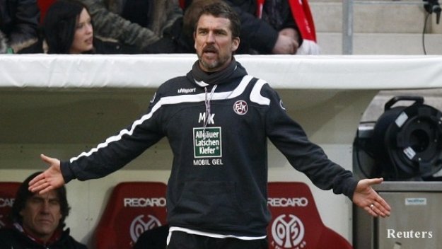 Фенове набедиха треньор, че спи с жена на играч