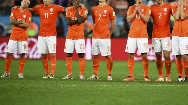 Робен, Хунтелаар и Ван дер Ваарт аут за Холандия срещу Италия и Чехия