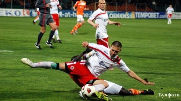 Любо Пенев взима само един &quot;армеец&quot; в националния