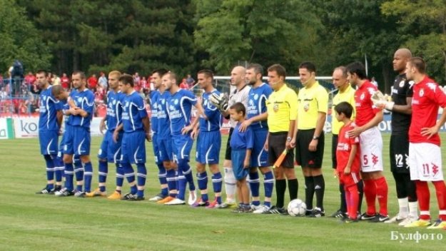 &quot;Мълниите&quot; излезли обречени срещу &quot;смърфовете&quot;