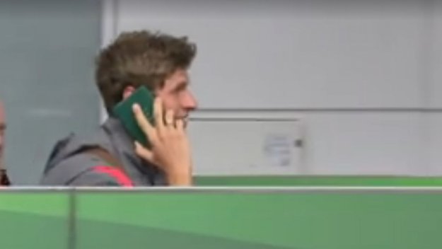 Голям! Мюлер се прави, че говори по телефона с... паспорт + ВИДЕО