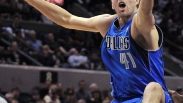 Сан Антонио размаза Далас при завръщането на Новицки