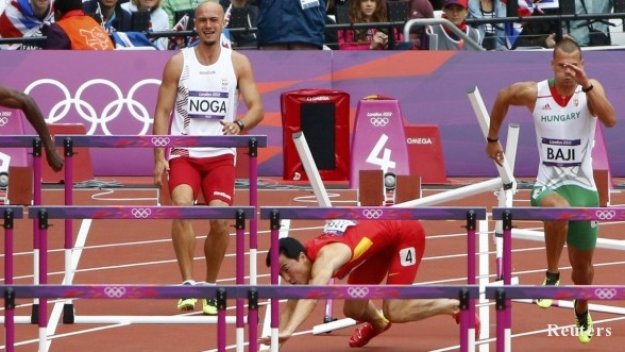 Бивш олимпийски шампион на 110 метра се преби в препятствие