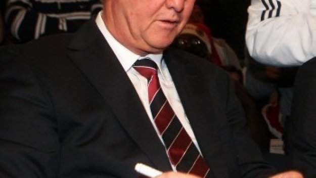 Ван Гаал: Задължително четири победи