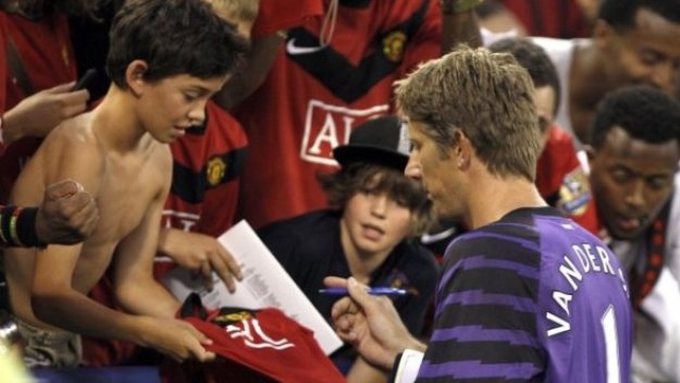 Ван дер Сар отказа на Аякс, остава в Манчестър Юнайтед