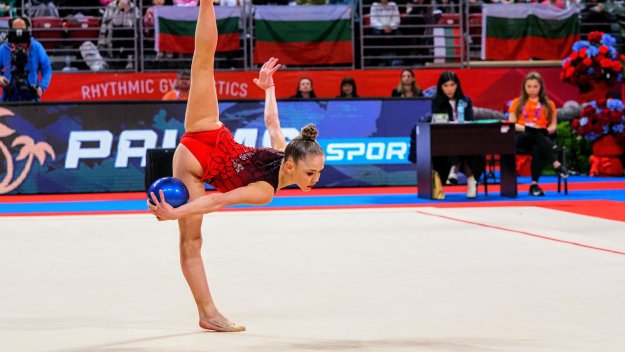 Стилияна Николова поведе в многобоя в Баку