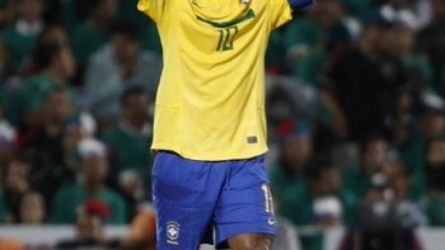 Бразилия обърна Мексико с 10 души, Роналдиньо блести с гол от фаул