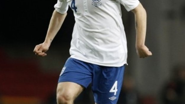 Ходжсън извика Уилшър напук на Венгер